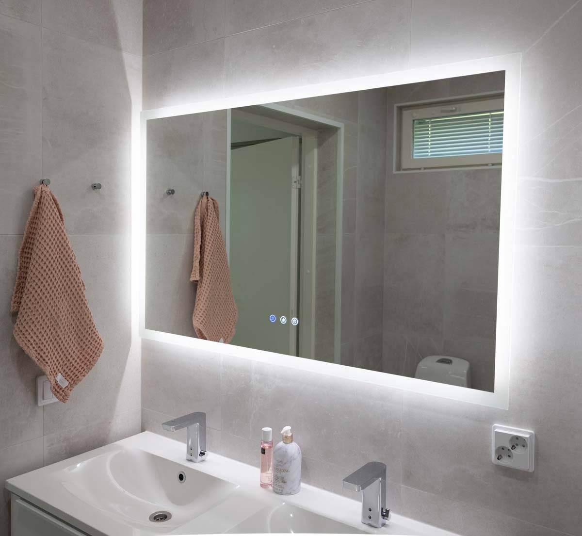 In bagno, lo specchio luminoso HALO1200 CCT con tre temperature di colore dimmerabili e una funzione di oscuramento offre molta luce. © LedStore 
