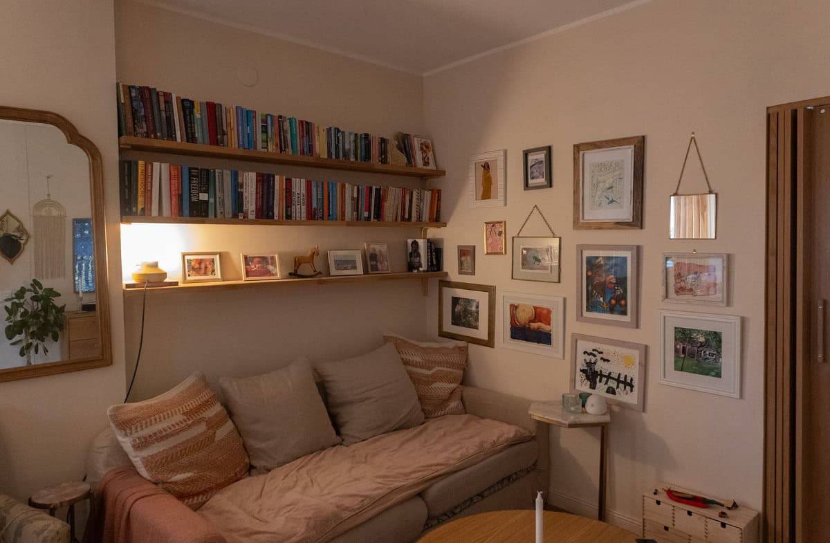 Angolo del soggiorno e libreria.
