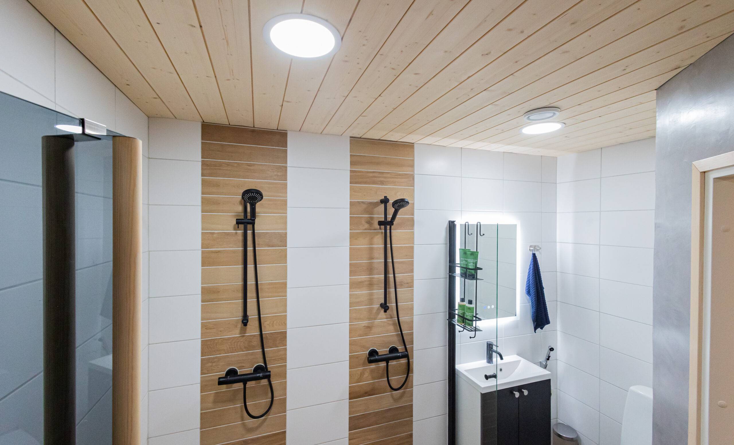 LED in bagno, i pannelli luminosi a LED aprono la luce su un'ampia area e forniscono una buona illuminazione generale.  