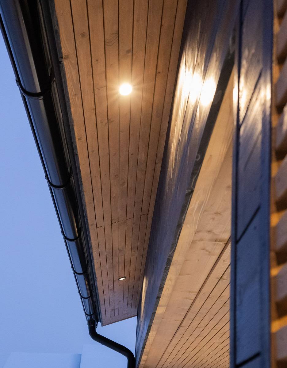 Illuminazione esterna a LED nella grondaia, faretti a LED installati per illuminare dolcemente la parete esterna.
