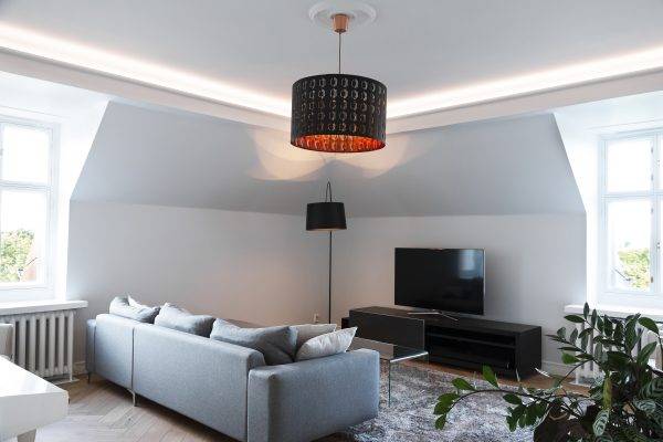 La lista di led si dirige verso il soffitto al confine tra la parete curva e il soffitto.