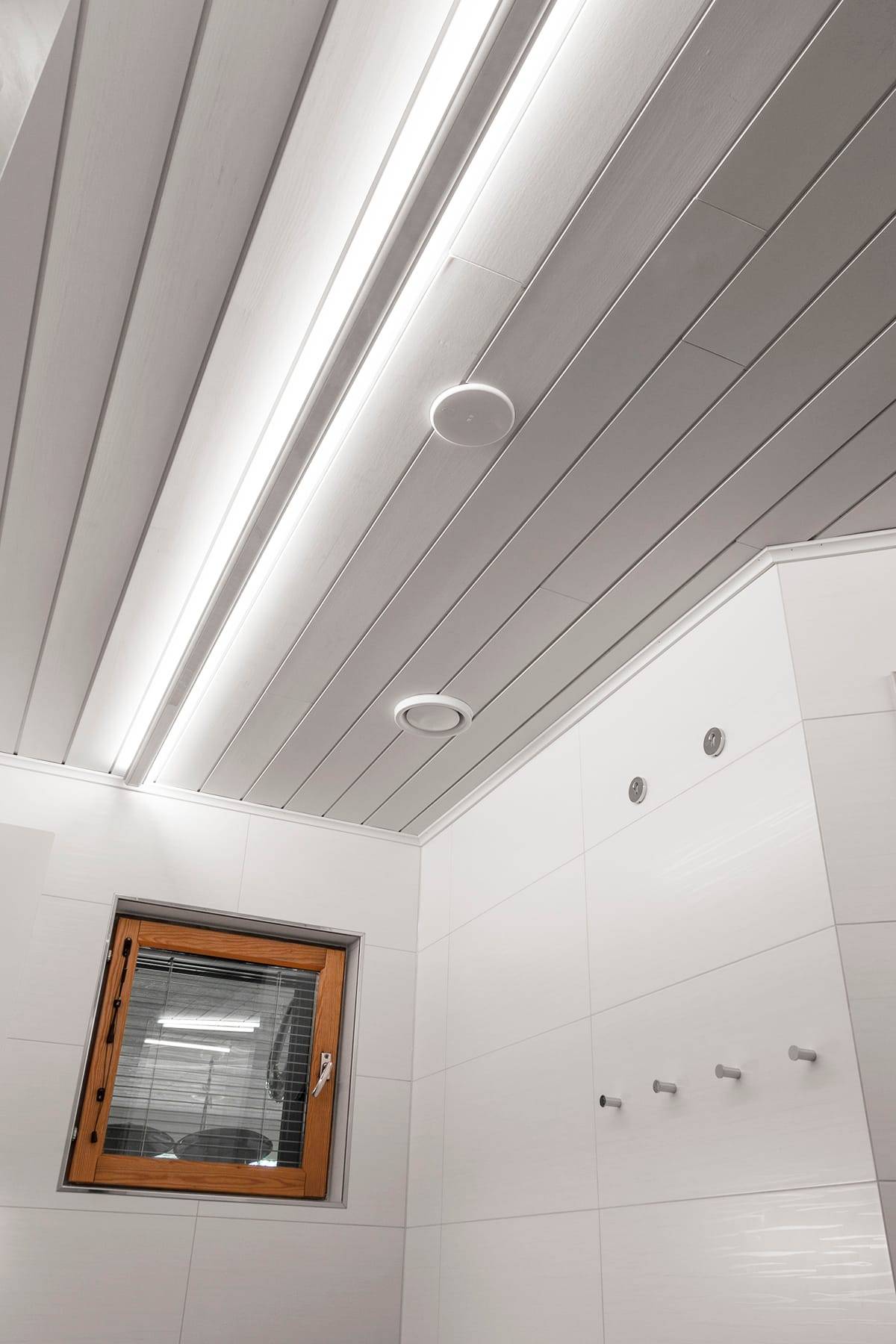 profili a led nel soffitto per illuminare indirettamente il bagno