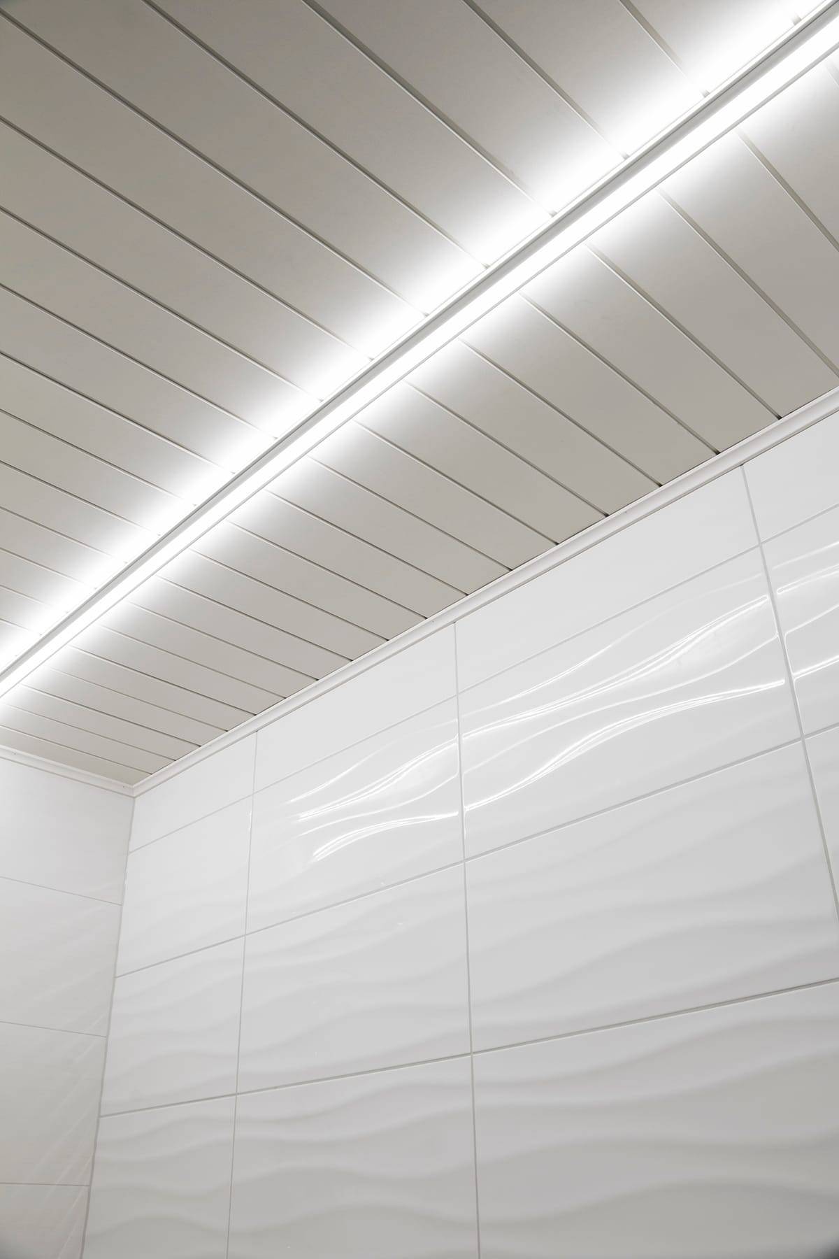L'illuminazione del bagno può essere realizzata in modo innovativo con un profilo