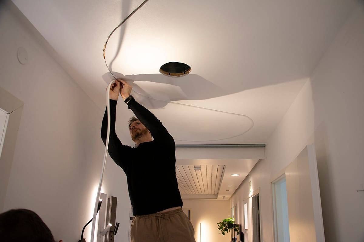 Fissaggio del nastro LED NEON. La larghezza della scanalatura adatta nell'intonaco è di 10 mm quando il nastro è curvo, non sono necessari colla o altri fissaggi ai bordi.