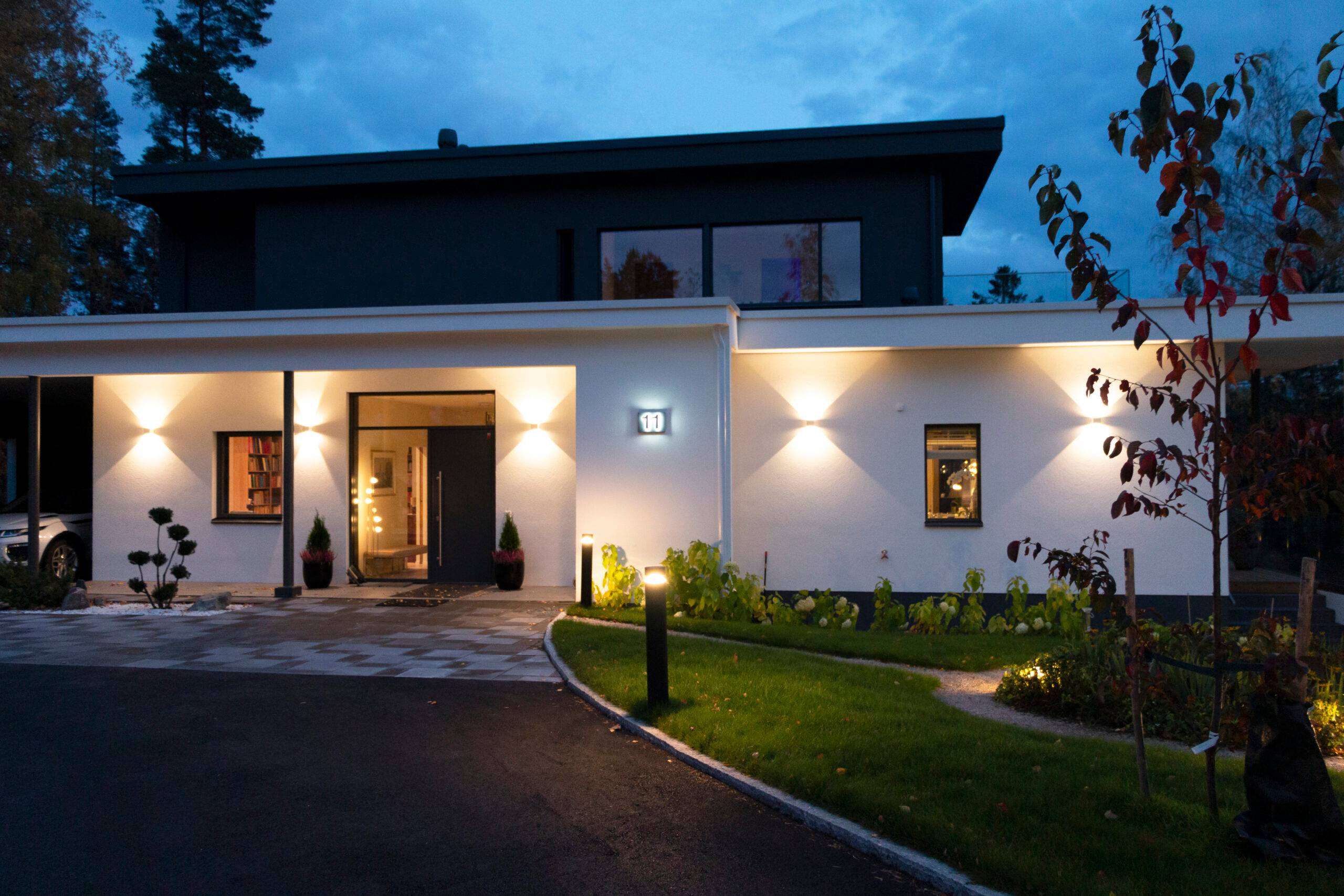 Illuminazione esterna a LED all'ingresso e sui muri esterni