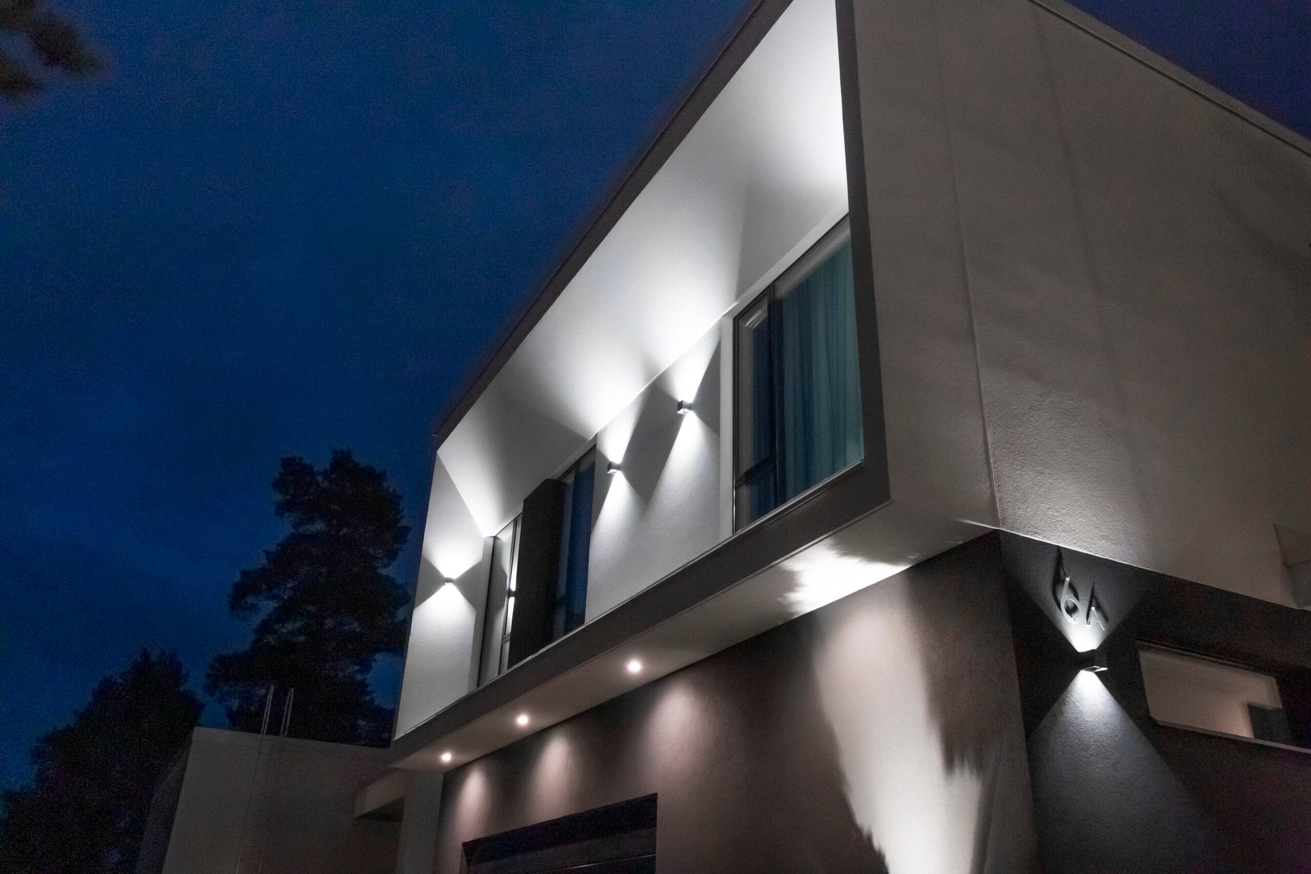 L'illuminazione a led del cortile è creata da applique e faretti a LED che puntano verso il basso. Inoltre, una luce a parete illumina il numero civico.