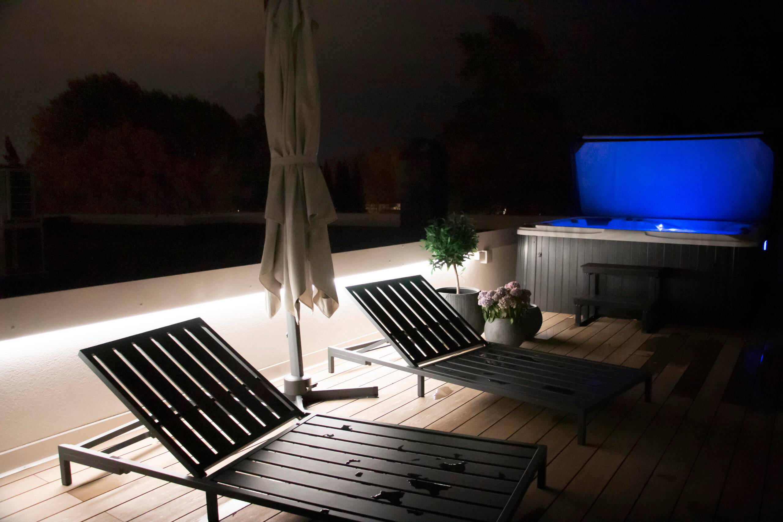 Strisce luminose a LED alla base del corrimano, protette sotto il battiscopa.