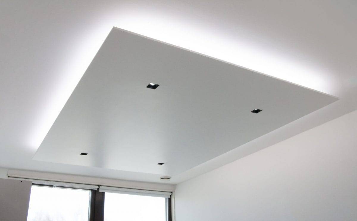 Tetto in gesso ribassato finito, luci regolate sulla temperatura di colore della luce diurna