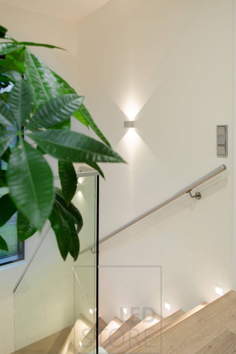Lampada a led da incasso a parete che illumina i gradini. Funziona sia come splendida luce d'atmosfera che come luce notturna per le scale. Come ulteriore applique a led CUBIC che illumina la luce in modo irregolare in due direzioni. Ledstore.fi