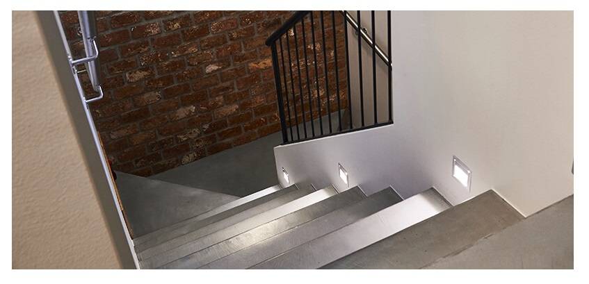 Luce per scale a parete per l'illuminazione delle scale nel design d'interni
