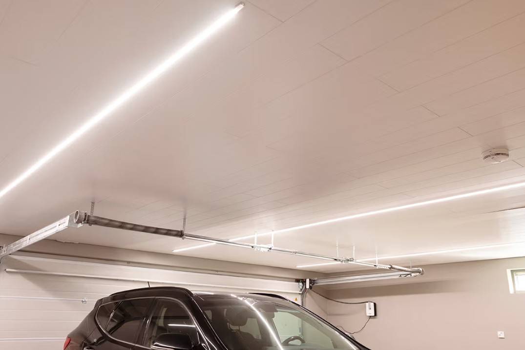 striscia led con profilo a cupola sul soffitto del garage, distribuita uniformemente in tutto lo spazio