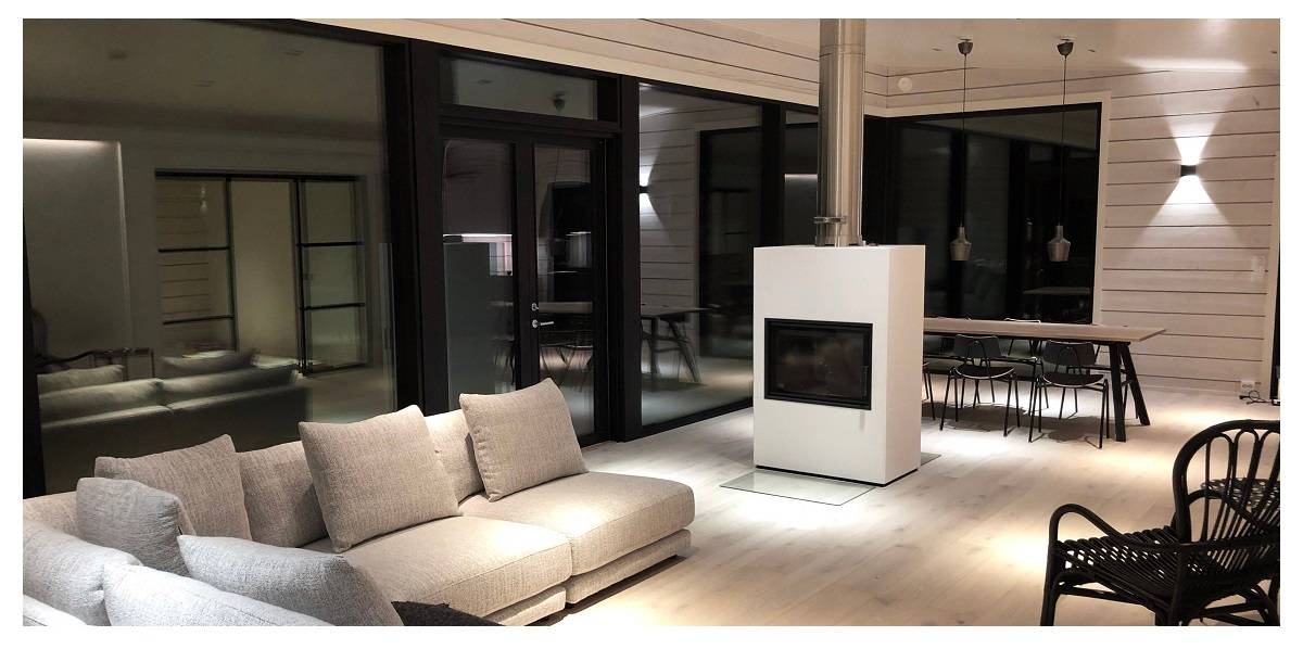 Progetto illuminotecnico del soggiorno Si desidera un'illuminazione indiretta con faretti da incasso ad angolo stretto.