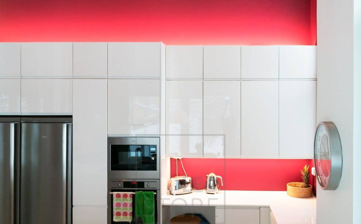 Illuminazione indiretta sulla parte superiore degli armadi per l'illuminazione d'atmosfera e sul piano della cucina per l'illuminazione dei compiti. Ledstore.fi