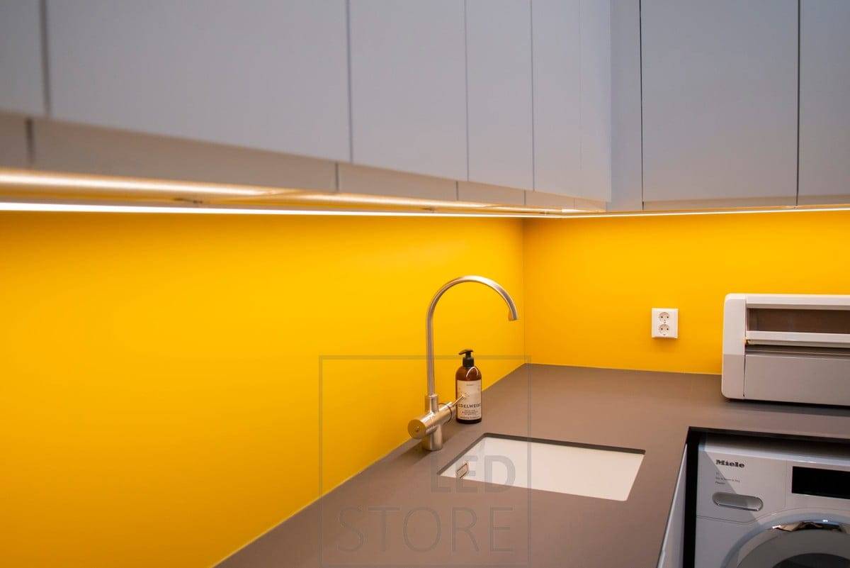 Il LED ha un lungo ciclo di vita. Lo spazio colorato del ripostiglio è illuminato da una striscia LED con profilo superficiale.  Ledstore.fi