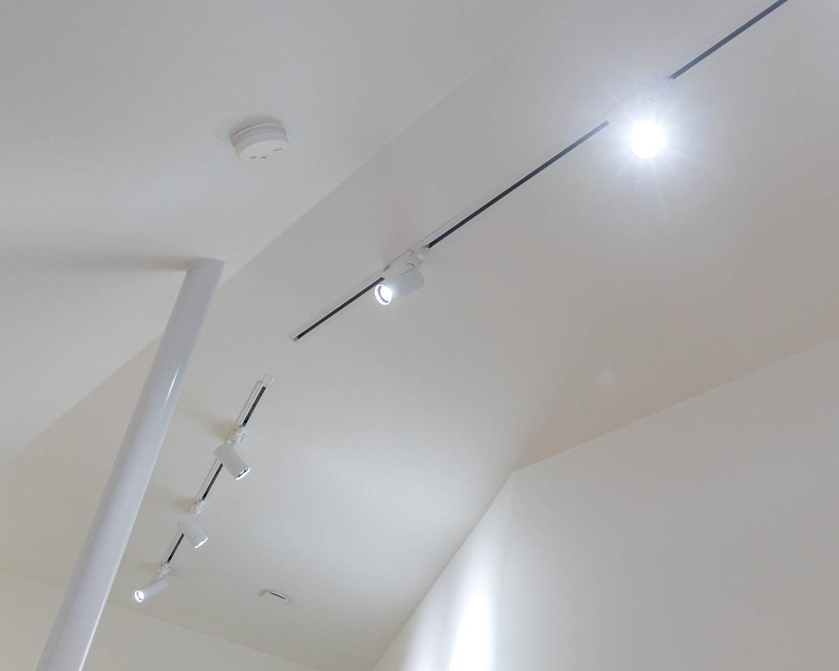 Il ciclo di vita dei LED è lungo nel sistema di illuminazione a binario FOKUS.