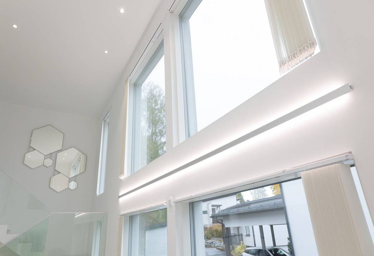Descrizione del prodotto LedStore.fi: gli interni moderni sono caratterizzati da splendide finestre grandi e alte, con problemi di illuminazione a LED. Questa illuminazione permette alla luce naturale di entrare. Sulle pareti bianche, una serie di specchi esagonali sono disposti artisticamente vicino alla scala, che ha una balaustra in vetro. All'esterno, il vialetto è fiancheggiato da auto parcheggiate che completano lo stile moderno.