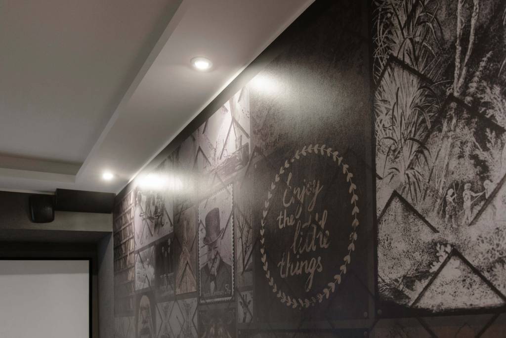Atmosfera con luce LED su carta da parati scura