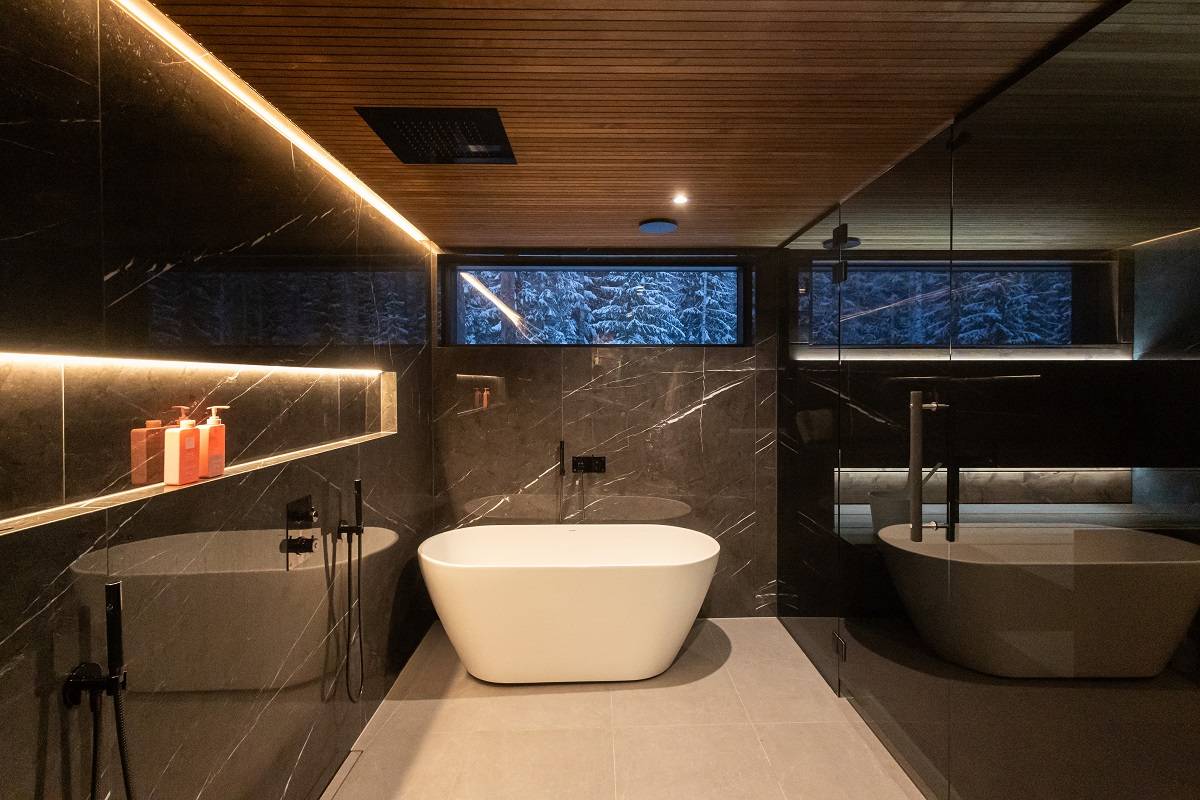 I led sul soffitto del bagno e sulla lunga mensola per lo shampoo aggiungono atmosfera all'ambiente.