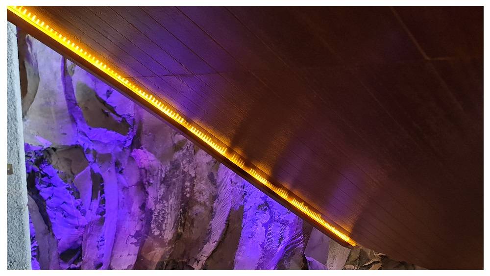 Perché la striscia LED ha bisogno di un profilo in alluminio? Perché altrimenti la striscia led può spegnere i circuiti led quando si riscalda.