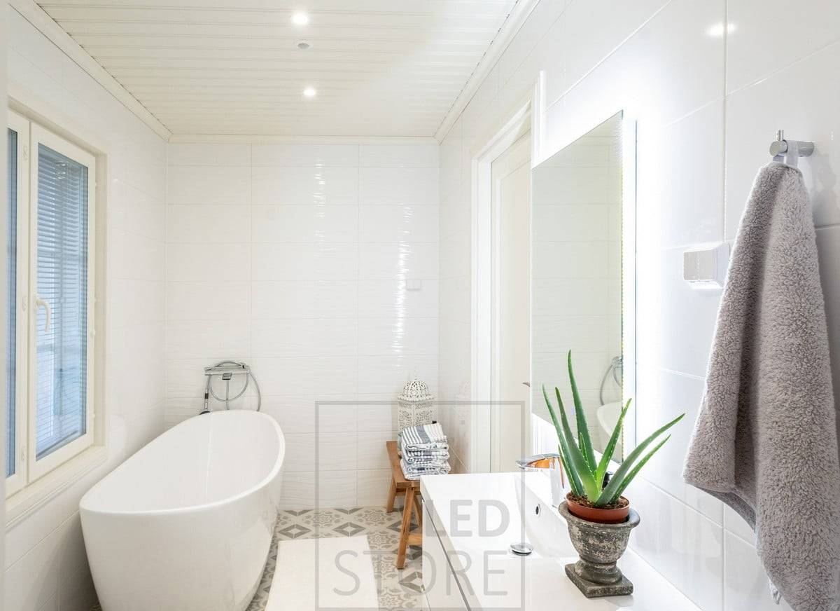 Nel soffitto, il bagno è dotato di un'illuminazione generale con faretti e uno specchio a supporto dell'illuminazione.  