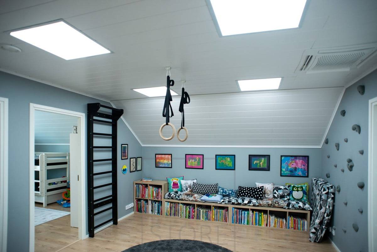 Illuminazione generale con grandi pannelli LED a lucernario.