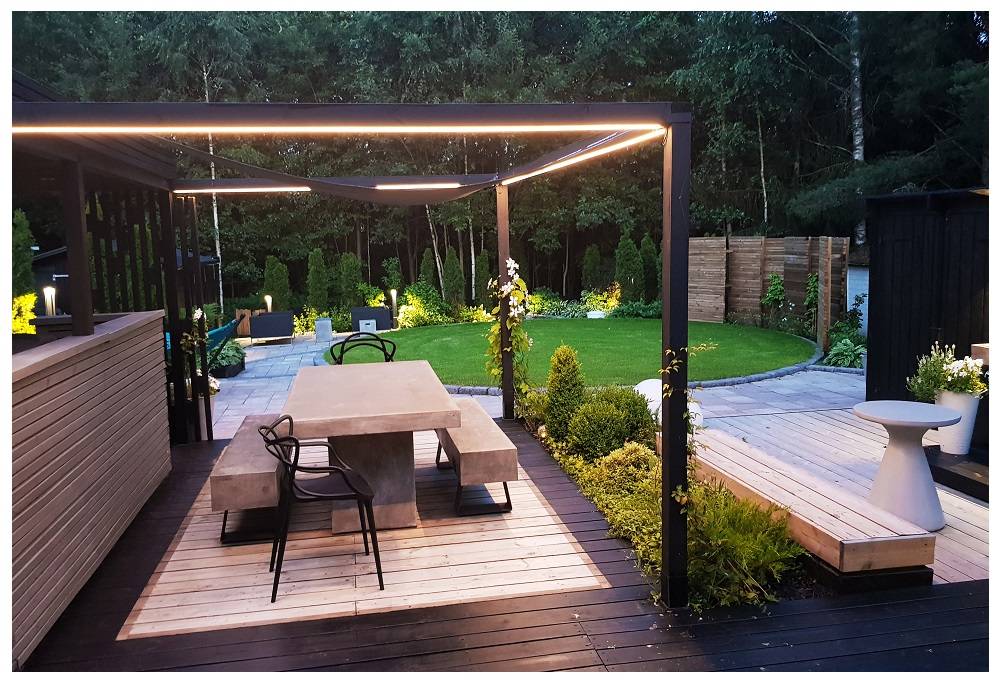 Il bordo superiore della pergola è illuminato su tre lati con una striscia LED.