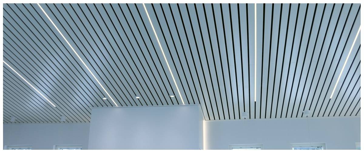 illuminazione a soffitto tra i pannelli
