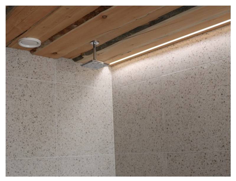 Striscia LED sul soffitto della doccia del cottage