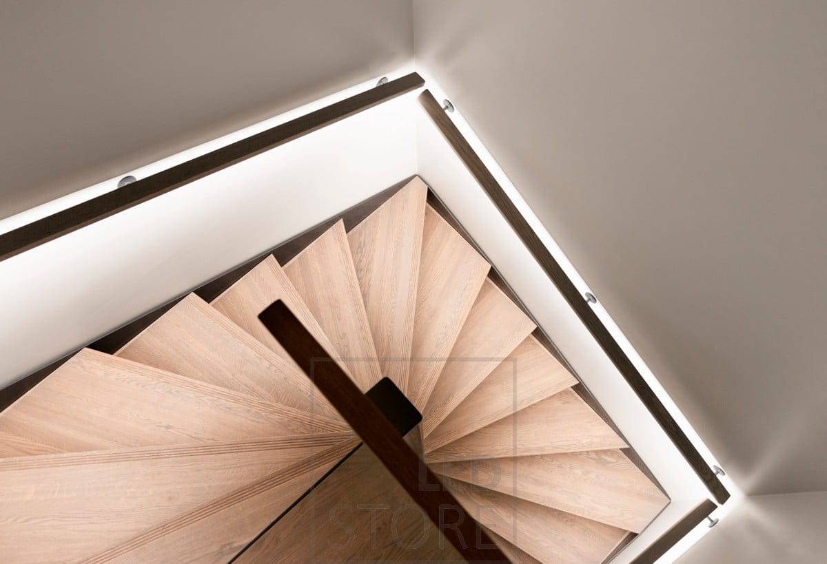 illuminazione a led per scale, striscia a led sul corrimano, diretta verso il basso.