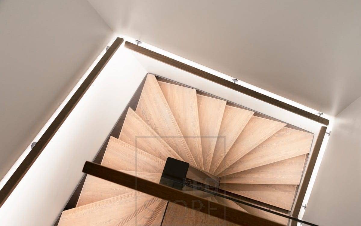 Il corrimano della scala è dotato di una striscia LED rivolta verso il basso, che illumina i gradini. Ledstore.fi