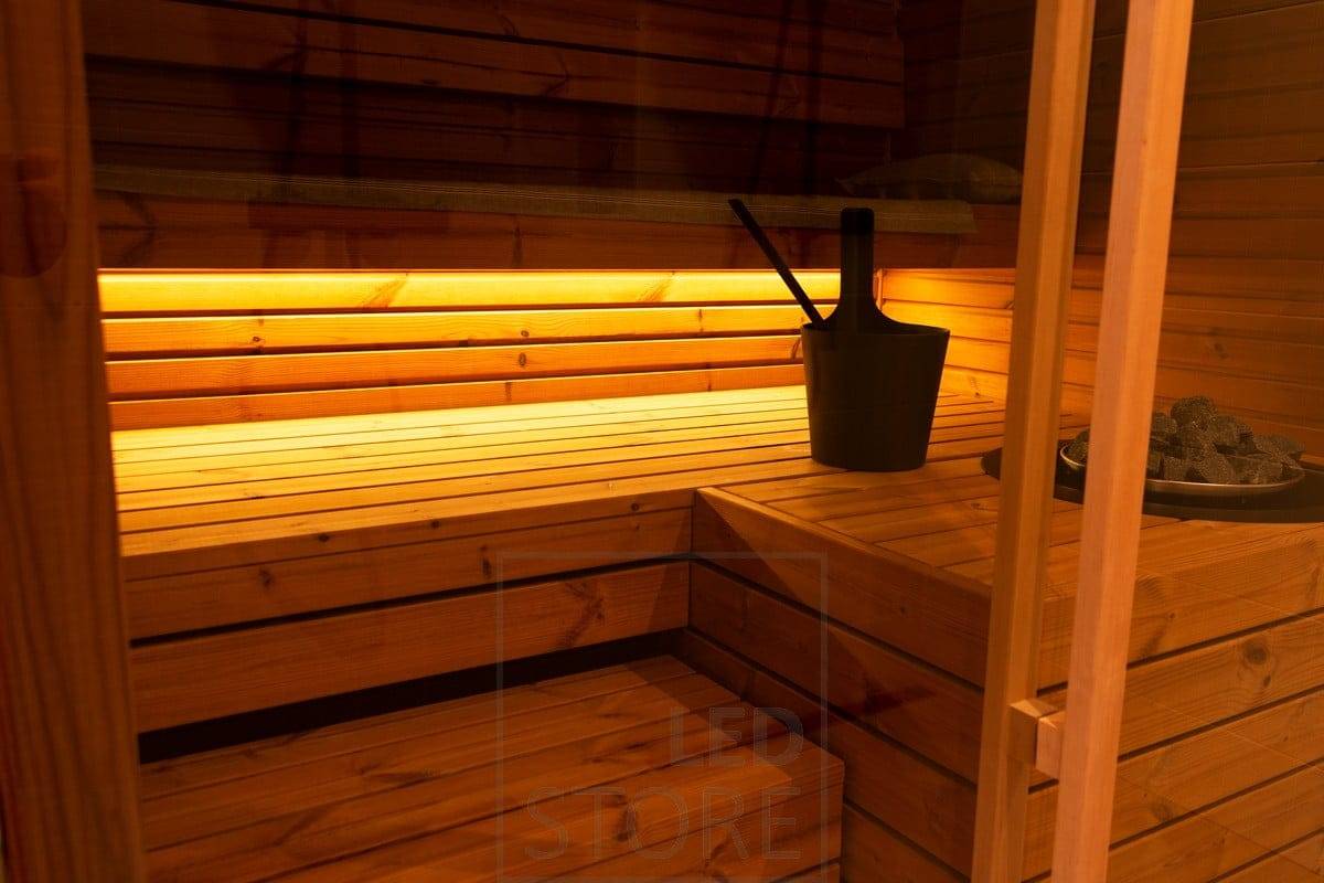 Nastro led nella sauna sotto la condensa sottostante che illumina con una bella luce indiretta. Ledstore.fi