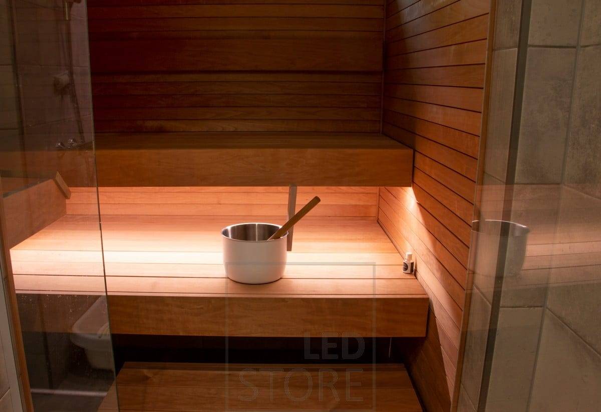 Nella sauna, una striscia LED sotto la panca crea una suggestiva illuminazione indiretta.
