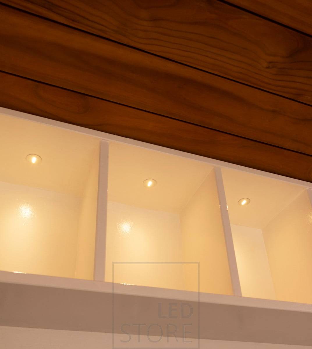 I faretti della serie Sauna da 1W illuminano le mensole del bagno. Ledstore.fi 
