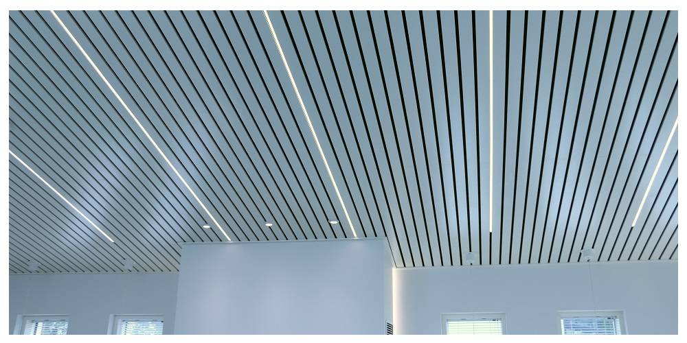 Striscia luminosa a led nel soffitto