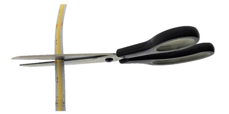 Tagliare la striscia luminosa a LED con le forbici