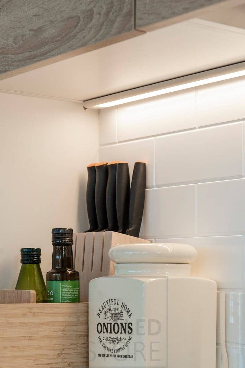 L'illuminazione del piano di lavoro della cucina è ottenuta con un profilo di superficie SLIM 2 per una o due strisce montate sul bordo posteriore.