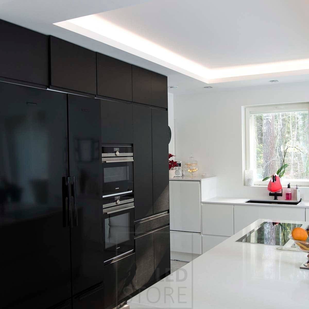 In cucina, la luce indiretta circola nel cassetto downdraft. 3000k vs 4000k è stata scelta una luce da 4000k. Ledstore.fi