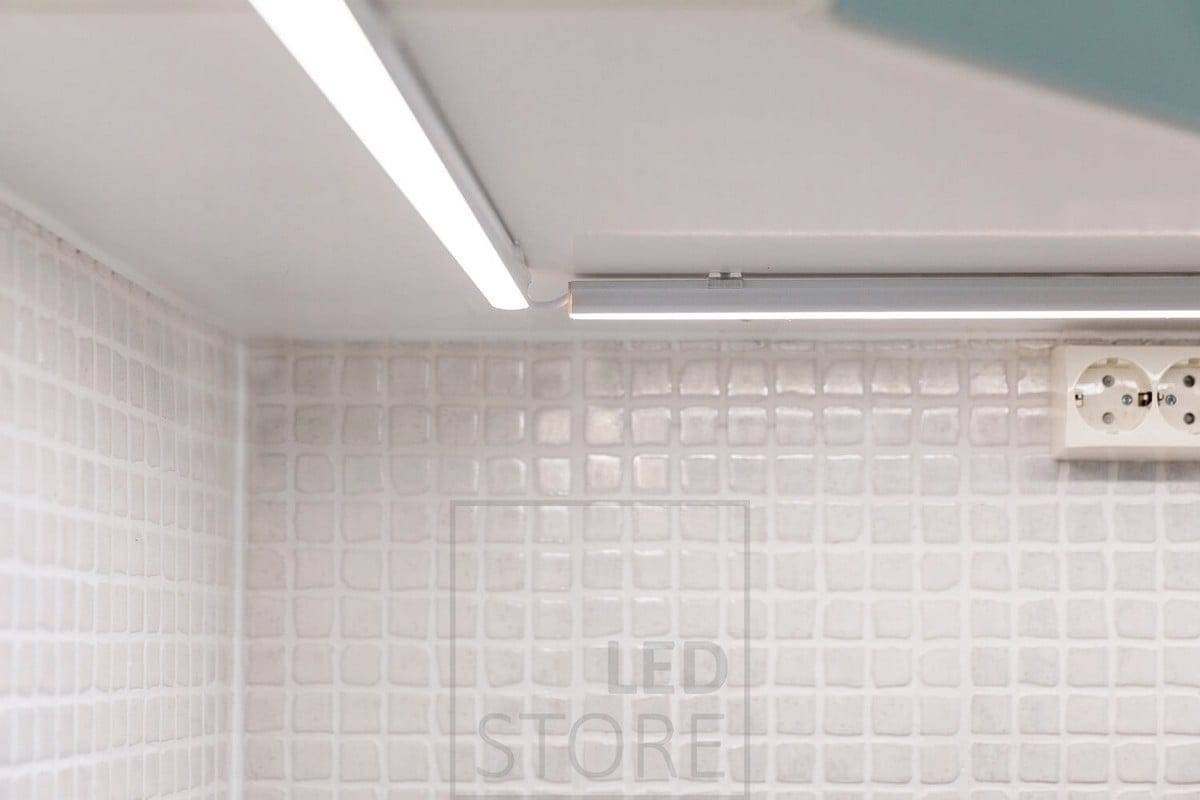 Primo piano dell'illuminazione a LED sul piano di lavoro. Il profilo di superficie più alto è dotato di una striscia a LED all'interno; il filo angolato consente di posizionare i profili in modo leggermente più libero. Ledstore.fi