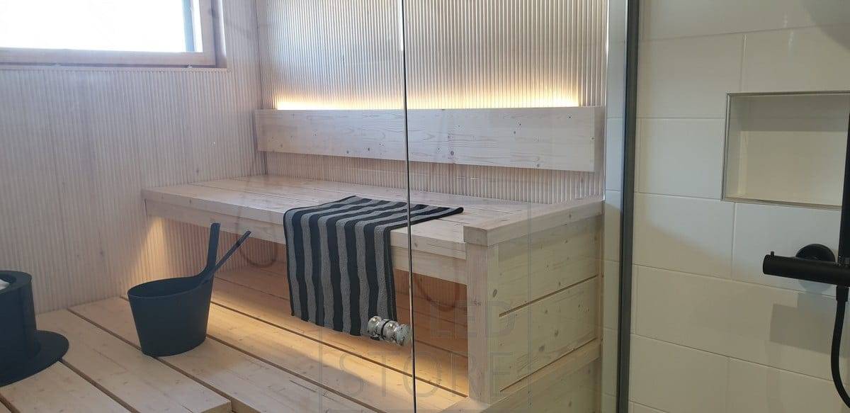 Lo schienale della sauna è dotato di una striscia LED che fornisce una luce d'atmosfera verso l'alto e verso il basso sotto il soffitto. Ledstore.fi