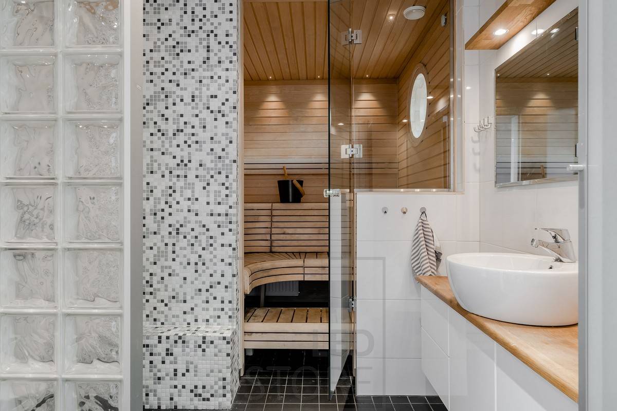 Illuminazione della sauna Creativa e versatile, questa sauna utilizza piccoli faretti sul soffitto della stanza della sauna lungo la parete.
