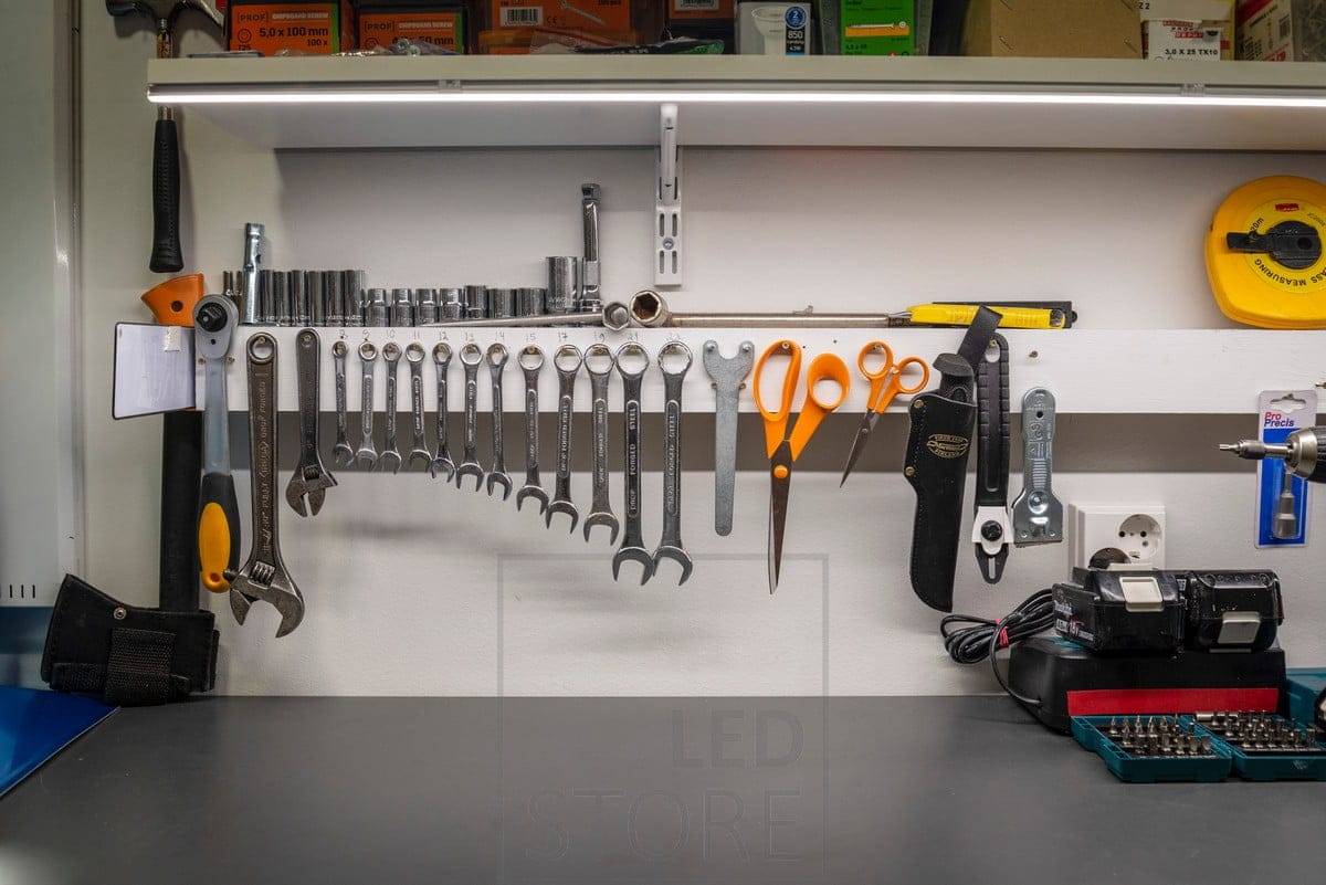 Nastro led a basso profilo per illuminare la postazione di lavoro e gli strumenti. Ledstore.fi  