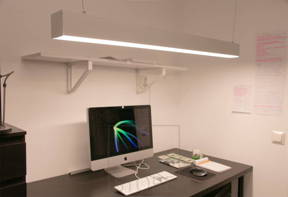 Una postazione di lavoro con una luce a sospensione sopra di essa.