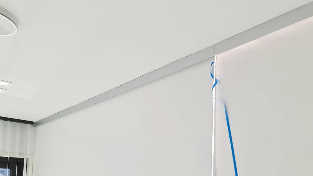 Montaggio di profili in alluminio e strisce LED.