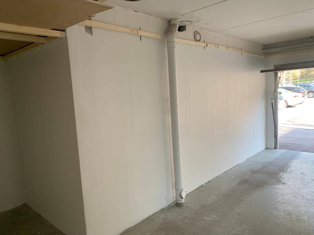 La pittura per la ristrutturazione del garage è in corso