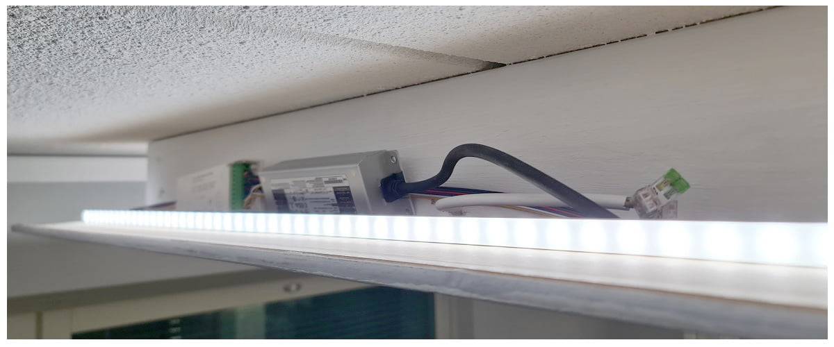 Cambiatori su scaffale, soffitto ribassato e striscia a led