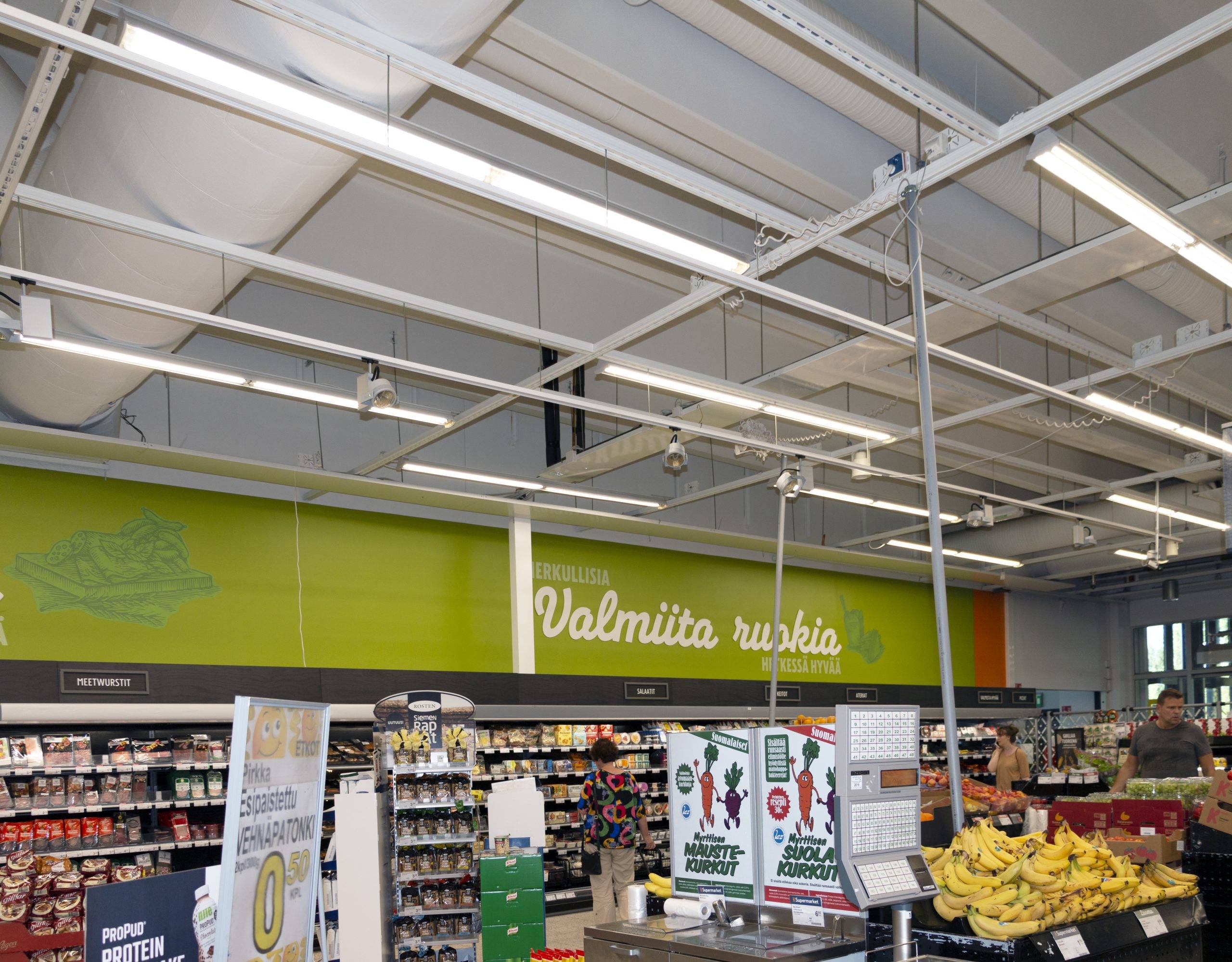 Illuminazione piacevole, efficiente e uniforme in un negozio di alimentari con tubi LED. Ledstore.fi