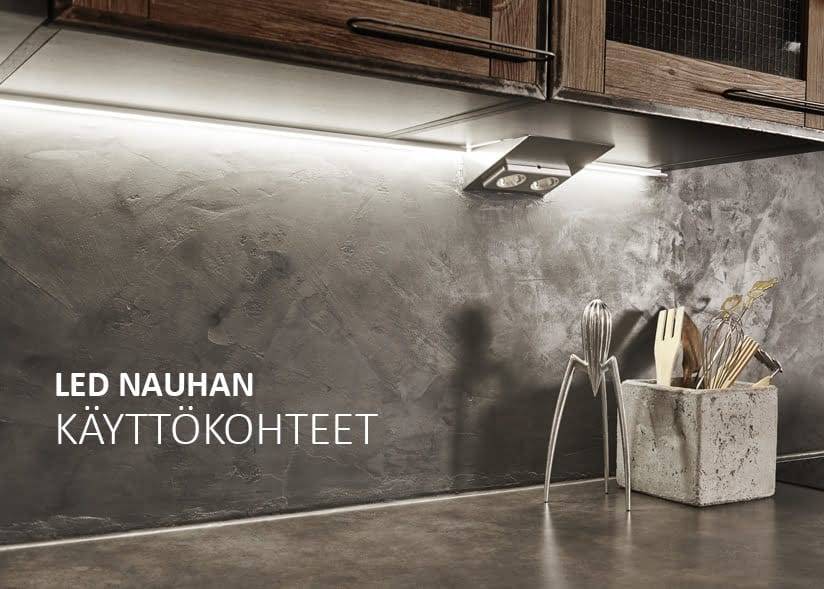 Le luci a LED sotto il mobile illuminano il piano di lavoro della cucina moderna, mettendo in risalto lo sfondo scuro e le posate in legno. Testo.