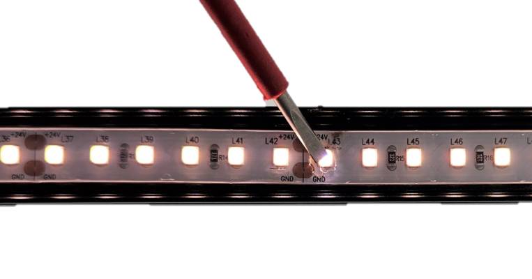 Premi il circuito LED difettoso per rivelare la saldatura difettosa.