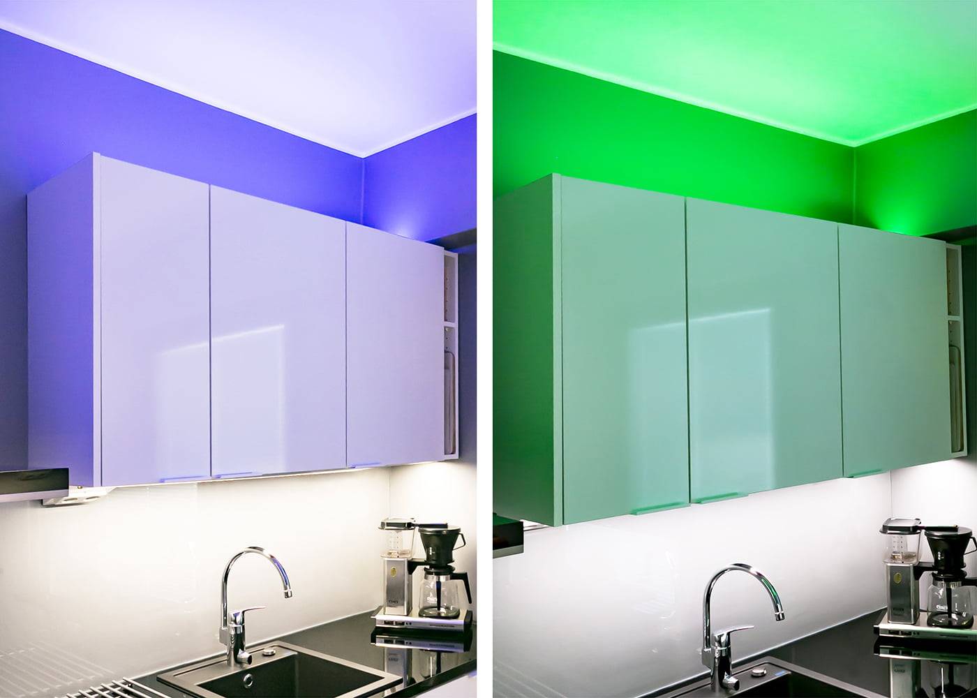 Immagine divisa di due mobili da cucina: illuminazione LED blu a sinistra, verde a destra. Include armadietti bianchi, rubinetti in metallo e caffettiere sul bancone.