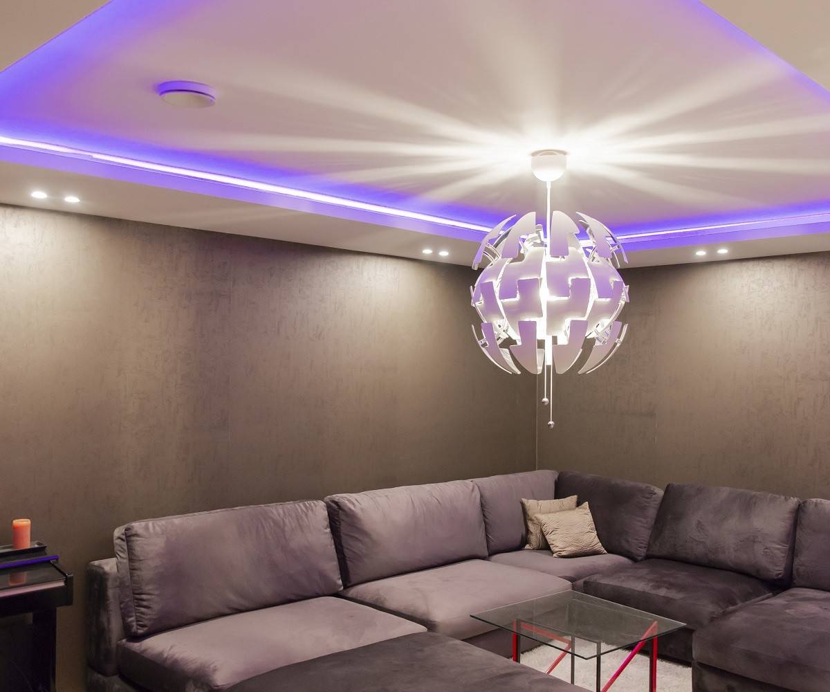 Striscia luminosa a led RGB nella sala cinema